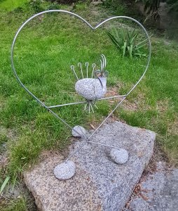 Herz mit Stein-Vogel, Dekorationsfigur, Steinfigur, Gartenfigur
