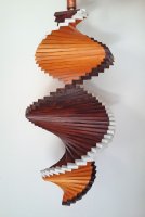 Windspiel aus Holz - Windspirale - Holzspirale, Länge 55 cm - Lackiert, Nr. 10, Braun - Kiefer mit Rand braun - weiß
