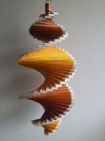 Windspiel aus Holz - Windspirale - Holzspirale, Länge 55 cm - Lackiert, Nr. 1, Teak - Kiefer, beide Ränder weiß