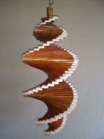 Windspiel aus Holz - Windspirale - Holzspirale, Länge 55 cm - Lackiert, Nr. 5, Teak - Nußbaum, beide Ränder weiß