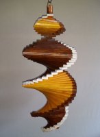 Windspiel aus Holz - Windspirale - Holzspirale, Länge 55 cm - Lackiert, Nr. 6, Hellbraun-Kiefer, Ränder weiß-hellbraun