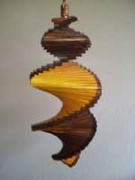 Windspiel aus Holz - Windspirale - Holzspirale, Länge 55 cm - Lackiert, Nr. 8, Dunkelbraun-Kiefer, beide Ränder dunkelbraun