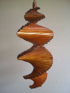 Windspiel aus Holz - Windspirale - Holzspirale, Länge 55 cm - Lackiert, Nr. 9, Hellbraun - Teak dunkel