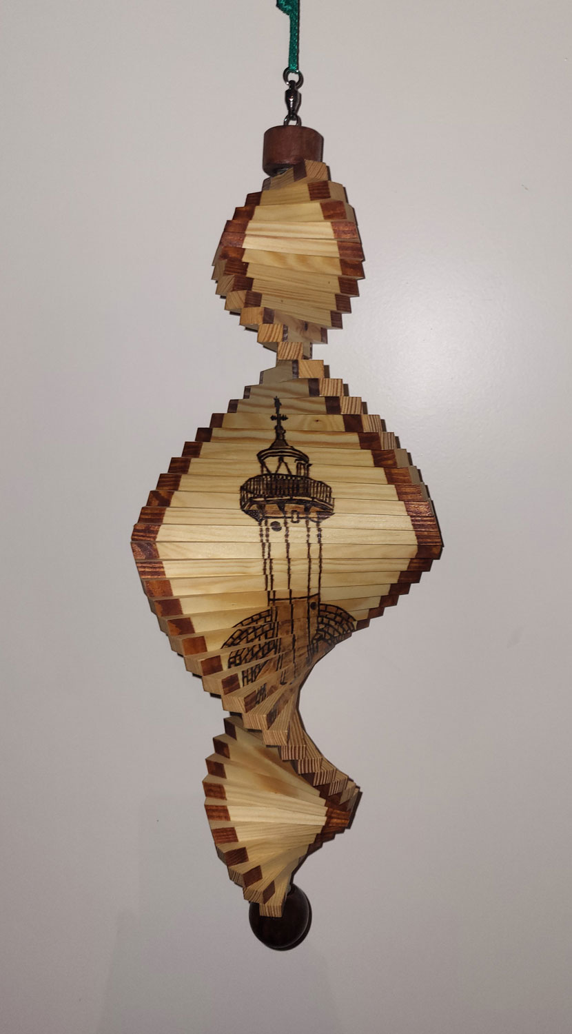 Windspiel aus Holz - Windspirale - Holzspirale, Sassnitzer Leuchtturm, Länge 60 cm - zum Schließen ins Bild klicken