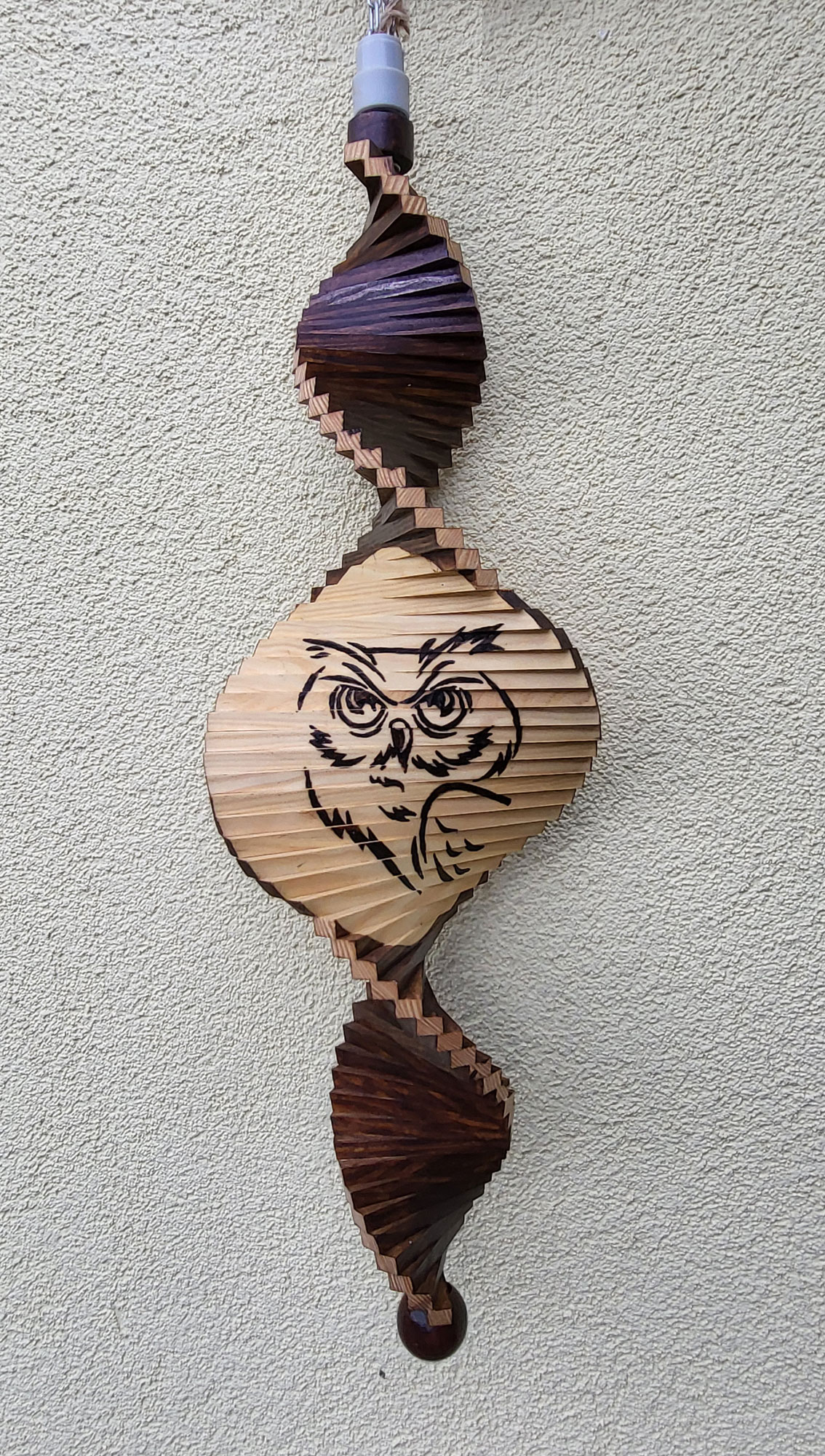 Windspiel aus Holz - Windspirale - Holzspirale, Länge 70 cm - Uhu - zum Schließen ins Bild klicken